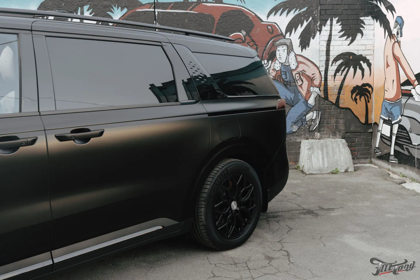 Большой проект для семейного автомобиля Kia Carnival, часть 2: оклейка матовым полиуретаном, цветные ремни, перетяжка руля, антихром, окрас суппортов, детейлинг